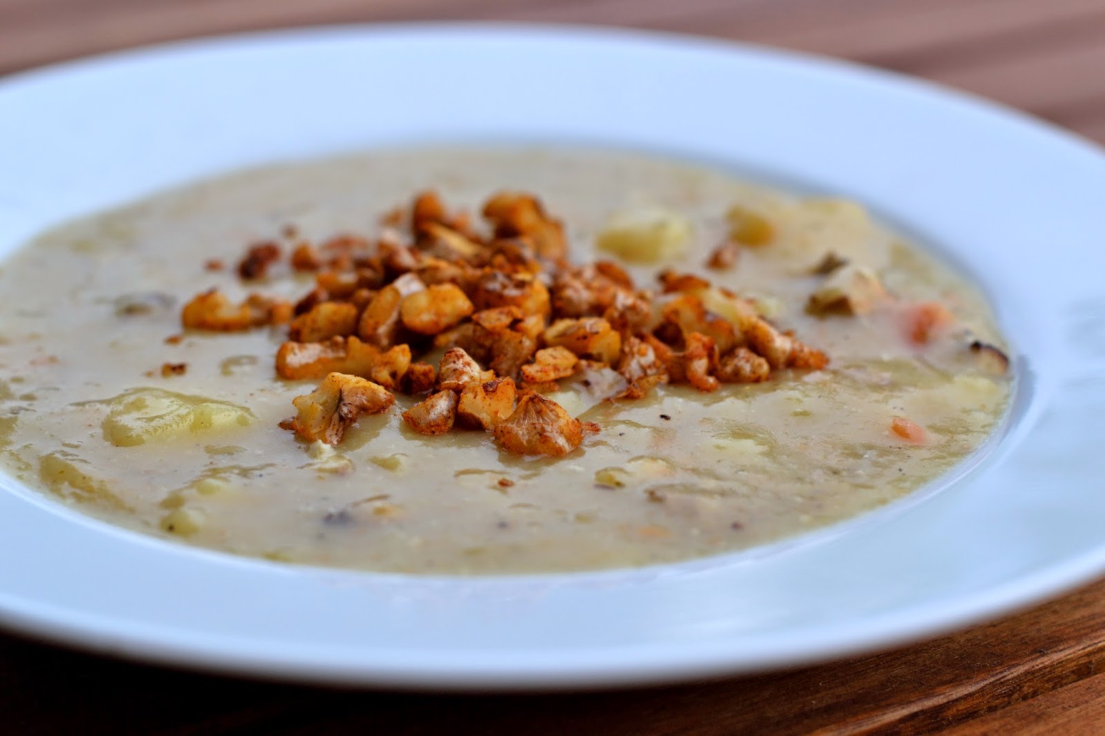 Soulfood: Kartoffelsuppe mit rotem Walnuss-Topping - Herbs &amp; Chocolate
