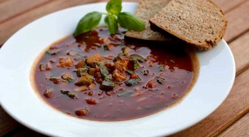 Tomaten-Basilikum-Suppe mit Zucchiniwürfeln - Herbs &amp; Chocolate