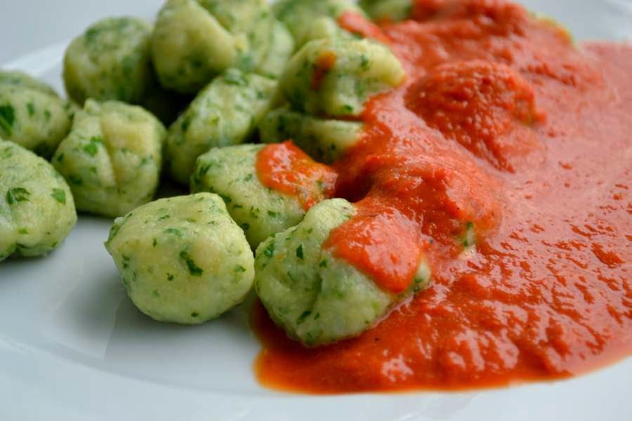 https://www.herbs-and-chocolate.de/2014/07/ruccola-gnocchi-mit-paprika-soe.html