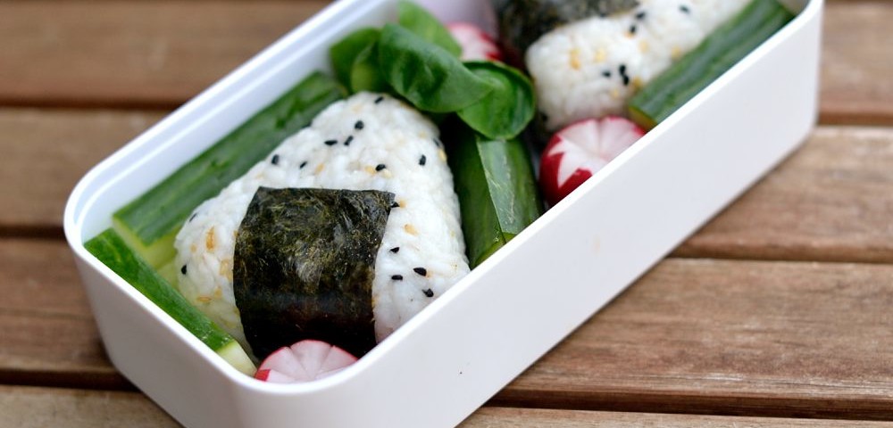 Onigiri mit veganer Rührtofu-Füllung