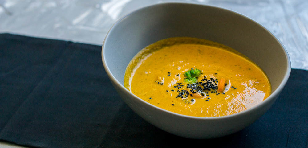 Kokos-Curry-Suppe mit Brokkoli und Karotten