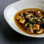 Klare Pilzsuppe mit Laugen-Goldschnitten – Vegetarisches Weihnachtsmenü von 089 kulinarisch