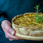 Chicorée-Quiche mit Birne und Camembert - Saisonal schmeckt's besser