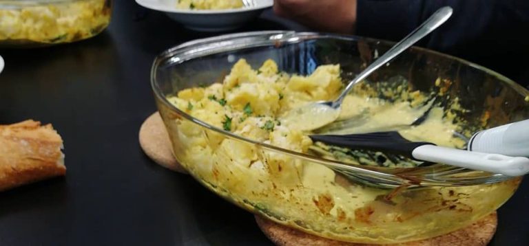“Simple”: Überbackener Blumenkohl mit Senf-Cheddarsoße nach Ottolenghi ...