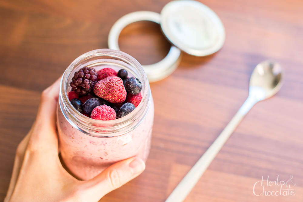 Bircher Müsli mit Beeren oder in hip: “Berry Overnight Oats” – Herbs ...