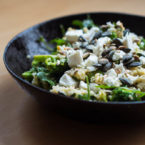 Lauwarmer Hirse-Kräuter-Salat mit Brokkoli, gebratenem Lauch und Feta/Avocado